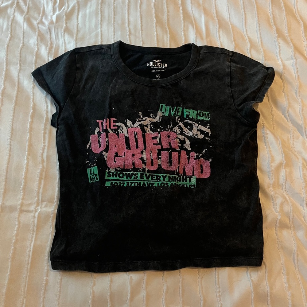 Hollister cropped graphic tee perfect for spring